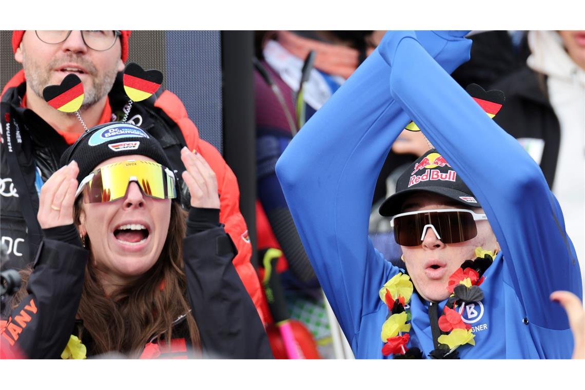 Patzer und Tränen: Deutsches Drama in der Team-Kombination Fieberten im Zielraum mit: Kira Weidle-Winkelmann (l.) und Emma Aicher.