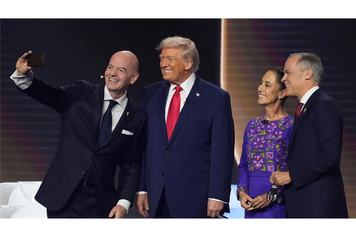 FIFA-Präsident Gianni Infantino (l-r) macht ein Selfie mit US-Präsident Donald Trump, der mexikanischen Präsidentin Claudia Sheinbaum und dem kanadischen Premierminister Mark Carney.