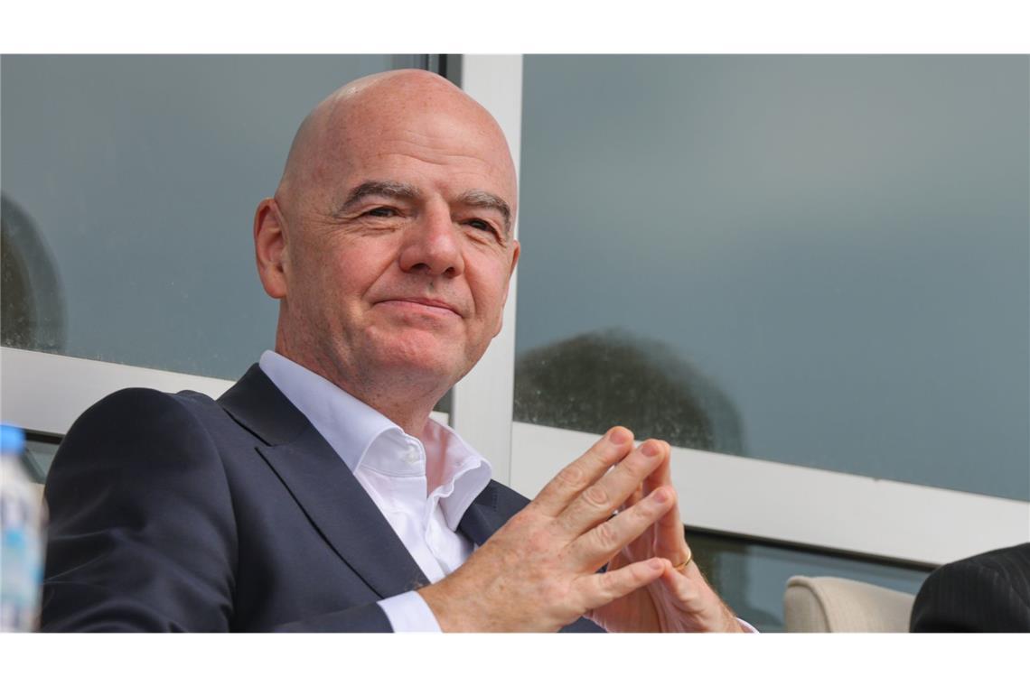 FIFA-Präsident Gianni Infantino verfolgt ein Spiel der iranischen NAtionalmannschaft.