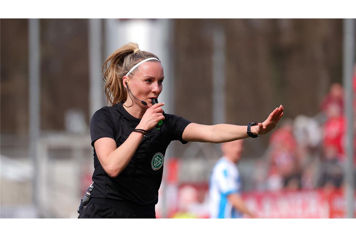 Dem Fußballfest fehlt der gute Schluss Fifa-Schiedsrichterin Fabienne Michel leitete die Partie lange Zeit souverän.