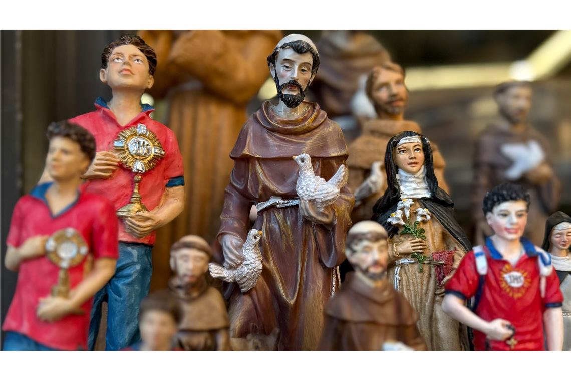 Der erste Internet-Heilige: Carlo Acutis Figuren des alten und des neuen Heiligen stehen in den Souvenirhops nebeneinander. (Foto: Archiv)