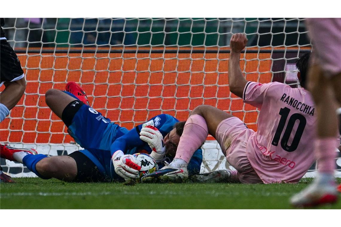 Filippo Ranocchia (r) von Palermo F.C. stößt mit Torwart Jonathan Klinsmann vom Cesena F.C. zusammen.