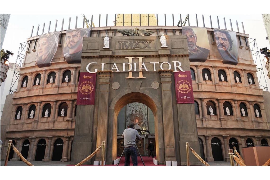 Paul Mescal, Denzel Washington & Co. auf dem roten Teppich Filmpremiere von „Gladiator II“ im TCL Chinese Theatre in Los Angeles: Ein Fotograf macht eine Aufnahme des TCL Chinese Theatre, das dem römischen Kolosseum nachempfunden ist.