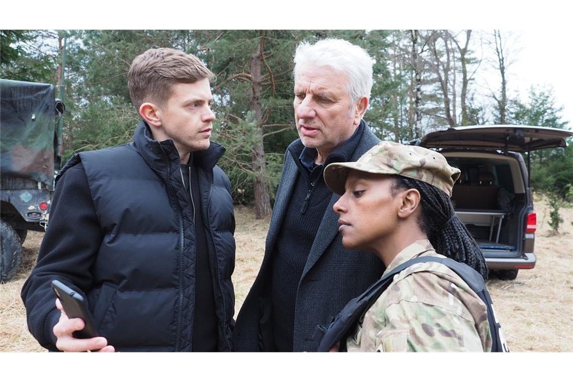 Civilians on the Battlefield gibt es wirklich – was man darüber wissen muss Filmszene vom Truppenübungsplatz – Franz Leitmayr (Mitte), gespielt von Udo Wachtveitl, bei fiktiven Ermittlungen in einem Szenario, das es so wirklich gibt.