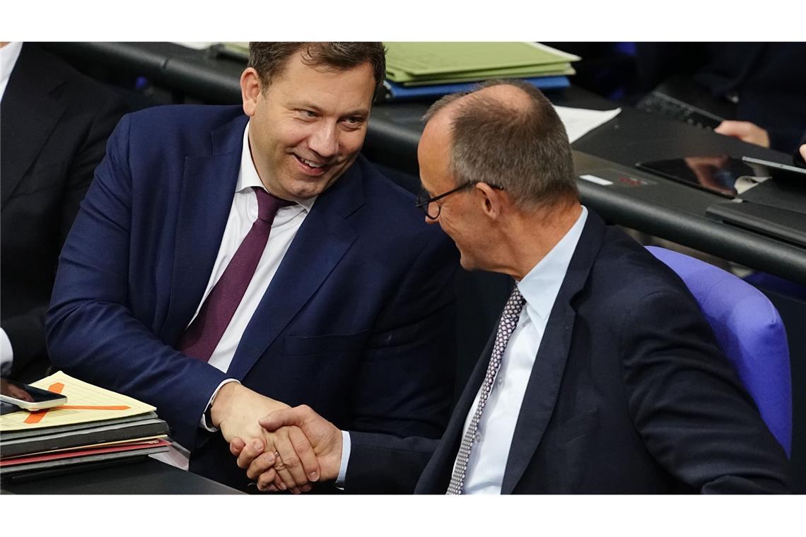 Finanzminister Klingbeil und Bundeskanzler Merz haben Grund zur Freude. Der Bundestag hat das Rentengesetz mit absoluter Mehrheit verabschiedet.