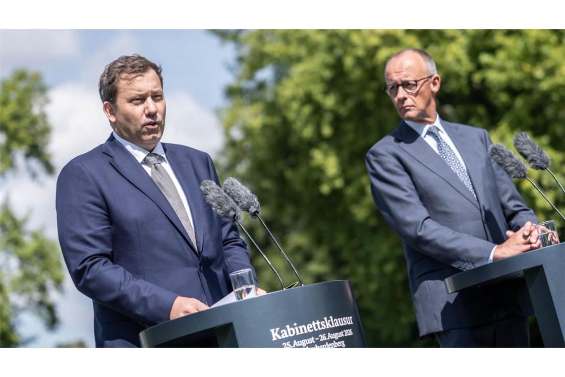 Finanzminister Lars Klingbeil (SPD, l.) und Kanzler Friedrich Merz (CDU) stellen sich nach der Kabinettsklausur den Fragen der Journalisten.
