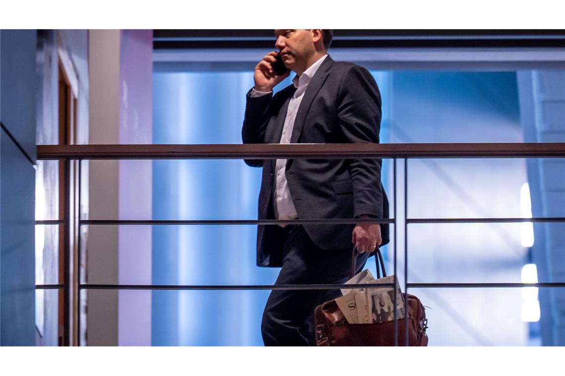 Finanzminister Lars Klingbeil (SPD) muss im Alltag viel Zeit am Handy verbringen - und will es an Weihnachten bewusst ausschalten. (Archivbild)