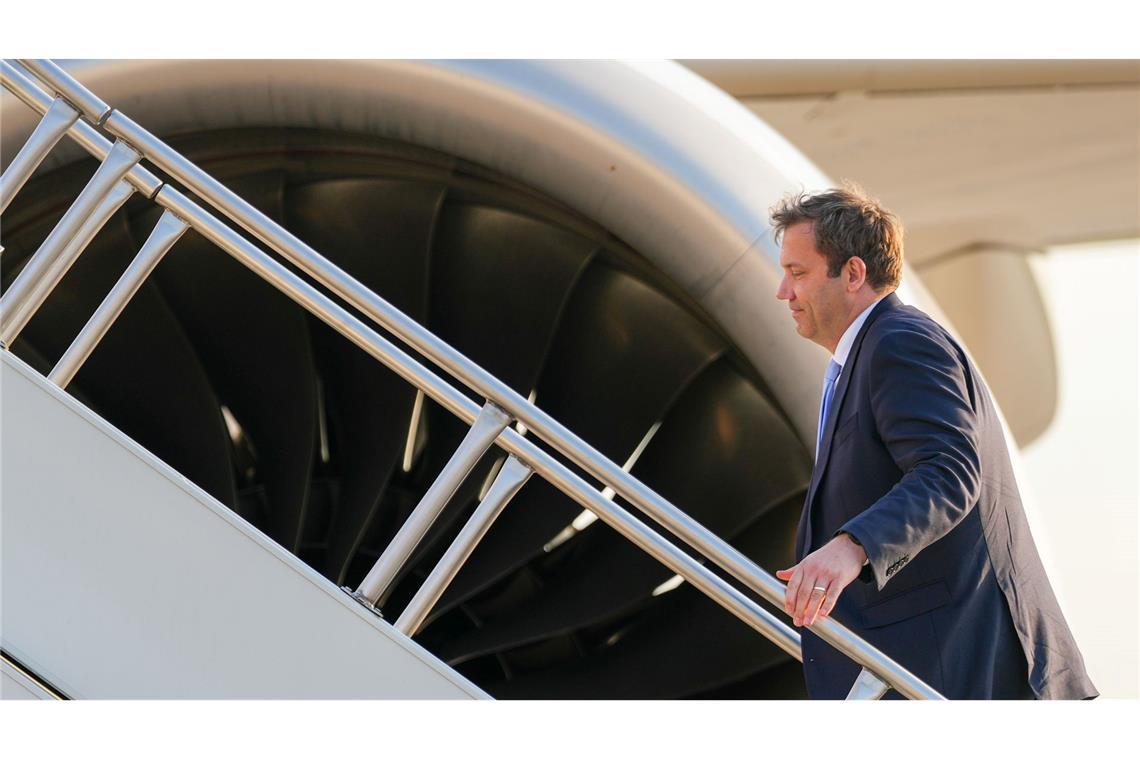 Finanzminister Lars Klingbeil steigt zum Abschluss seines Besuches in Washington zum Rückflug nach Berlin in das Flugzeug ein.