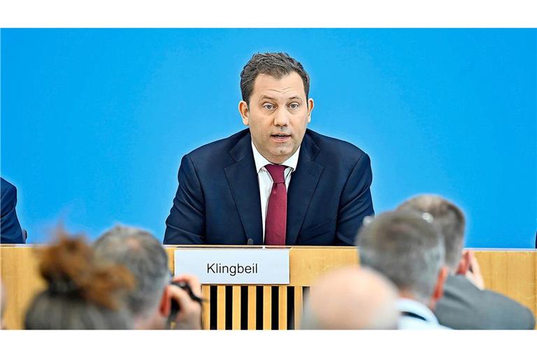 Finanzminister Lars Klingbeil stellte seinen Etatentwurf in Berlin vor.
