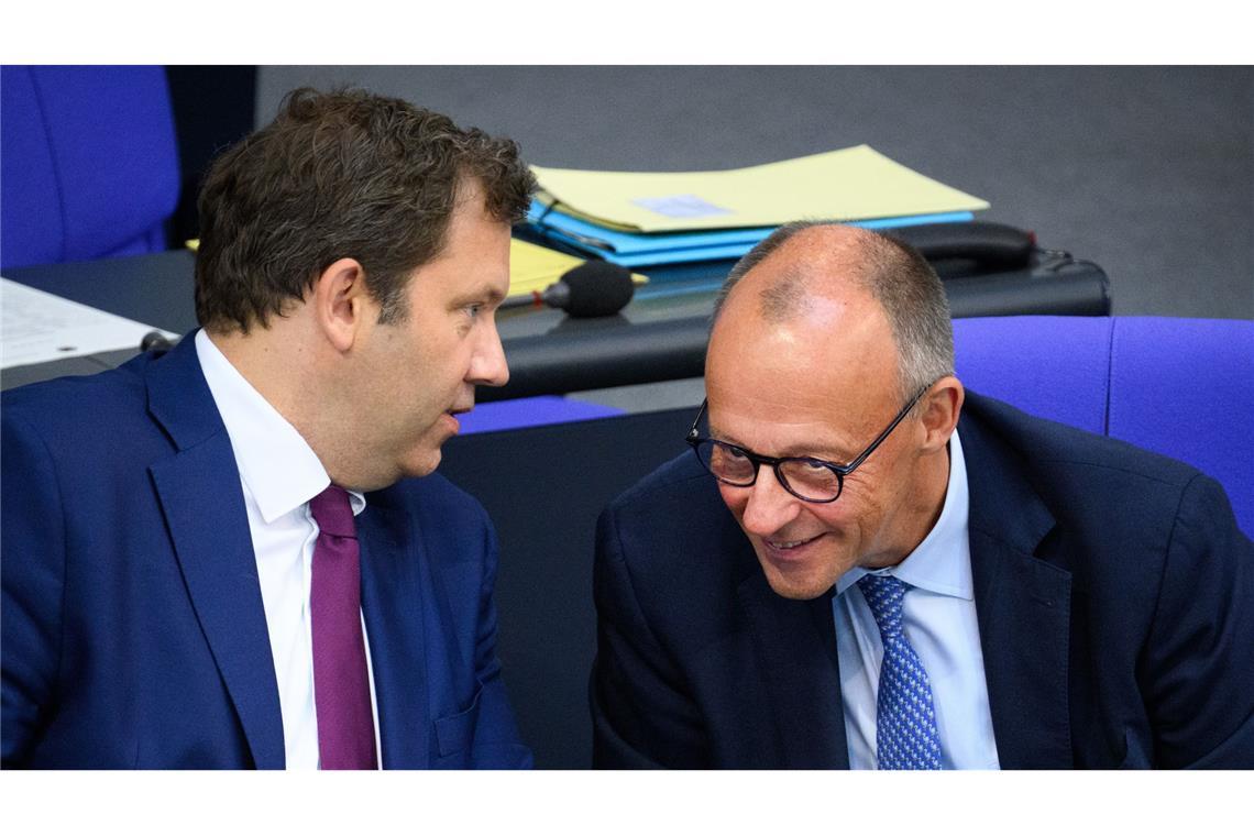 Was man über den Bundeshaushalt 2026 wissen sollte Finanzminister Lars Klingbeil und Bundeskanzler Friedrich Merz bei der sogenannten Haushaltswoche im Bundestag.