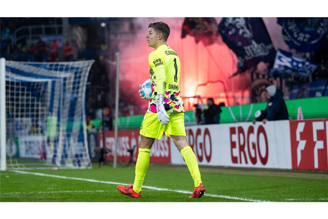 Finn Dahmen, FC Augsburg: Der deutsche Torwart mit englischen Wurzeln hütete bei der EM 2021 das Tor der deutschen Mannschaft. Nach insgesamt 15 Jahren bei seinem Jugendverein 1. FSV Mainz 05 zog es den Torhüter nach Augsburg. In der Bundesliga blieb Dahmen in der vergangenen Saison 683 Minuten ohne Gegentor – Vereinsrekord! Durch die starken Leistungen hat sich Dahmen in den Dunstkreis der A-Nationalmannschaft gespielt, eine Nominierung ist bislang allerdings ausgeblieben.