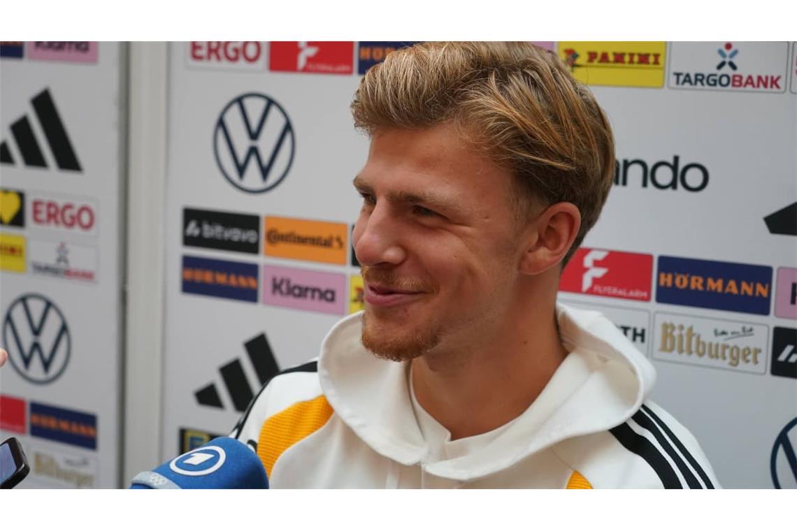 Finn Jeltsch hat allen Grund zum Lächeln. Der Abwehrspieler des VfB Stuttgart fühlt sich wohl im Kreis der Nationalmannschaft.