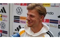 Finn Jeltsch hat allen Grund zum Lächeln. Der Abwehrspieler des VfB Stuttgart fühlt sich wohl im Kreis der Nationalmannschaft.