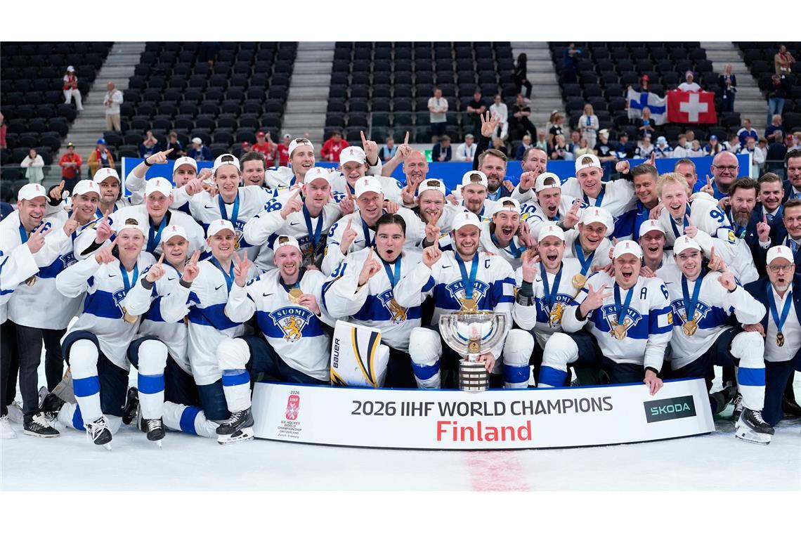 Finnische Spieler feiern mit der Trophäe nach dem Sieg im Endspiel.