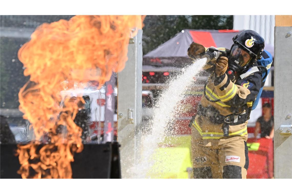 Firefit-EM auf der Interschutz in Hannover: Feuerwehrfrau im Löscheinsatz