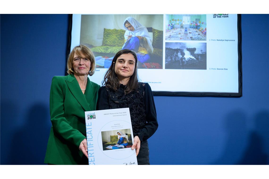 First Lady Elke Büdenbender steht hier zusammen mit der Gewinnerin Elise Blanchard vor dem prämierten Foto.