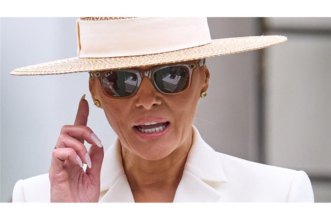 First Lady Melania Trump probiert eine Sonnenbrille aus.