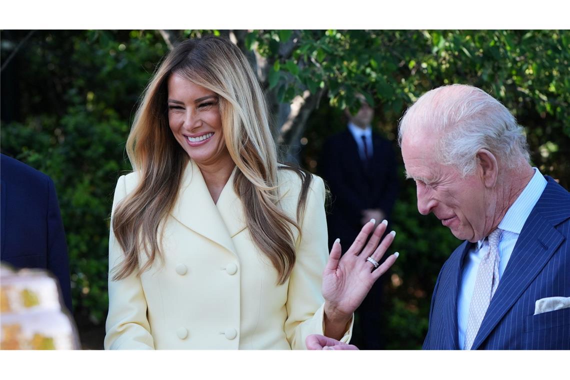First Lady Melania Trump und der britische König Charles III. unterhalten sich.