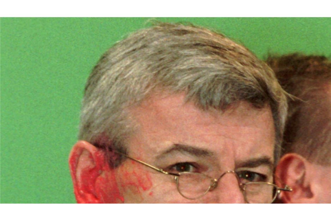 Als Politiker mit Lebensmitteln und Farbe attackiert wurden Fischer wird am Ohr von einem Farbbeutel getroffen. (Archivbild)
