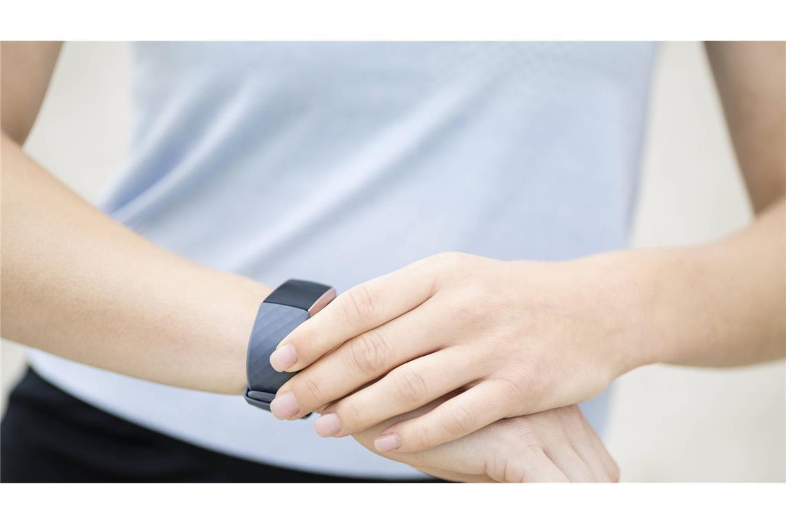 Wenn Self-Tracking zum Stressfaktor wird Fitnessarmbänder und Smartwatches überwachen die Körperfunktionen.