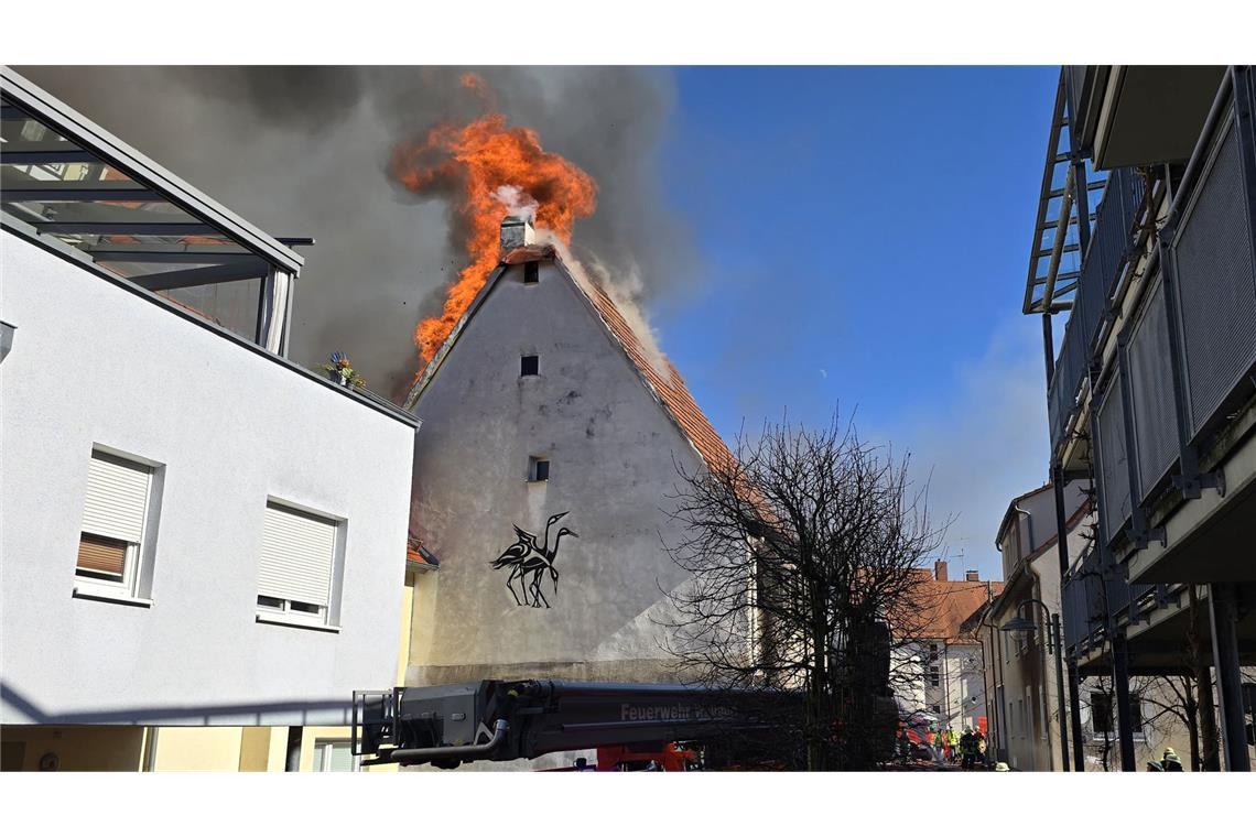 Fünf Wohngebäude niedergebrannt Flammen schlagen aus einem Gebäude in Walldorf und greifen auf andere Gebäude über.
