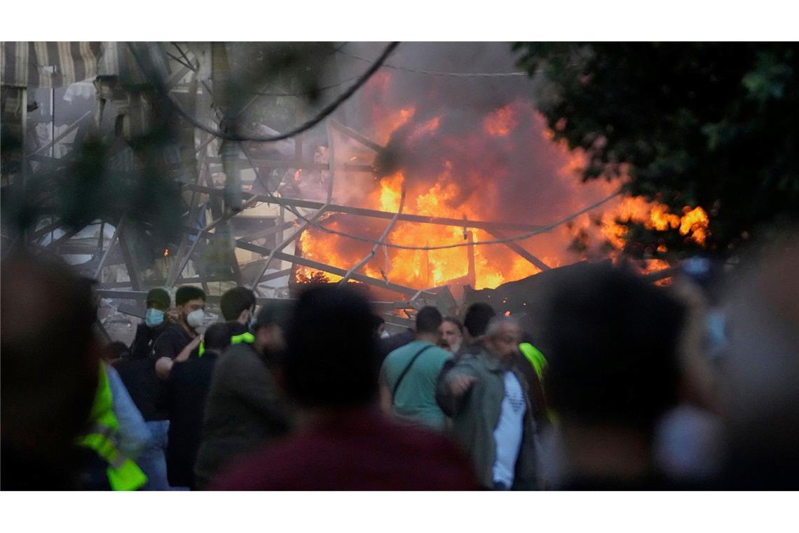 Bilder des Tages Flammen steigen nach einem israelischen Luftangriff auf Dahija, einem südlichen Vorort von Beirut, auf.