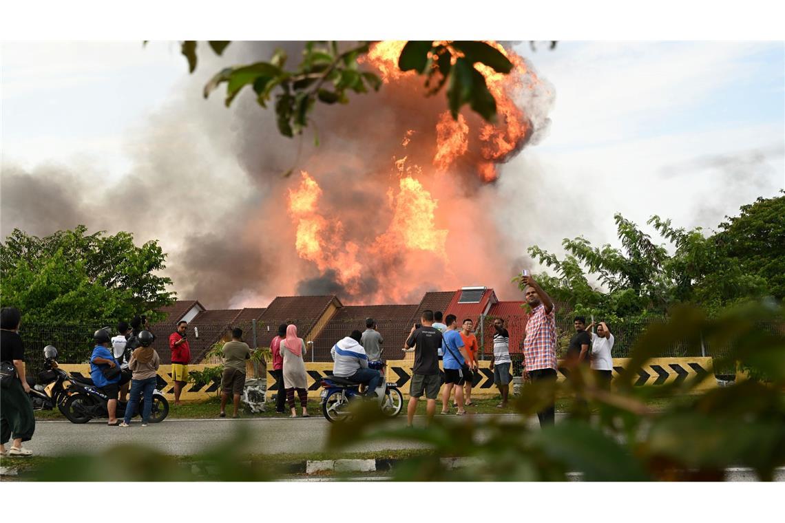 Gaspipeline in Malaysia explodiert - mehr als 100 Verletzte Flammen stiegen Dutzende Meter hoch in die Luft.