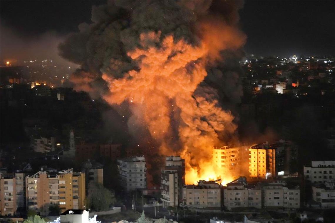 Israels Armee erklärt weitere Hamas-Geisel für tot Flammen und Rauch steigen aus Gebäuden auf, die von israelischen Luftangriffen in einem südlichen Vorort von Beirut getroffen wurden.