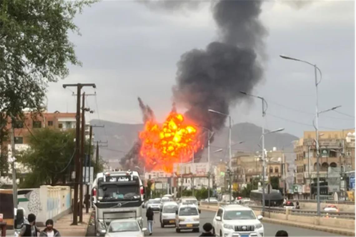 Flammen und Rauchschwaden steigen nach israelischen Luftangriffen in der jemenistischen Hauptstadt auf.