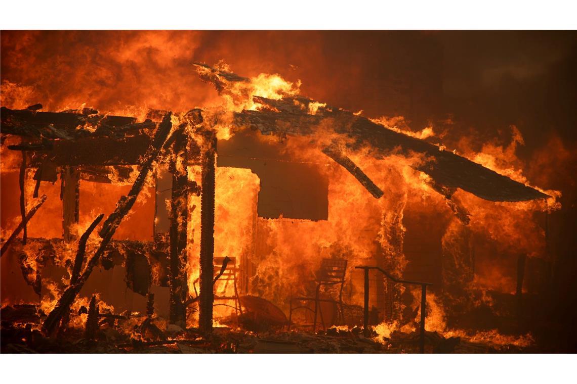Bilder des Tages Flammen verschlingen ein Gebäude während des "Mountain Fire" in Kalifornien.
