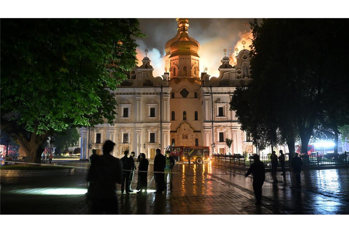 Flammen züngeln aus dem Dach unter den vergoldeten Kuppeln der Mariä-Entschlafens-Kathedrale.