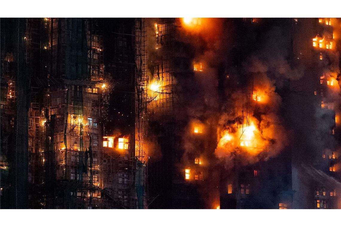 Flammeninferno - brennende Wohnsiedlung in Hongkong