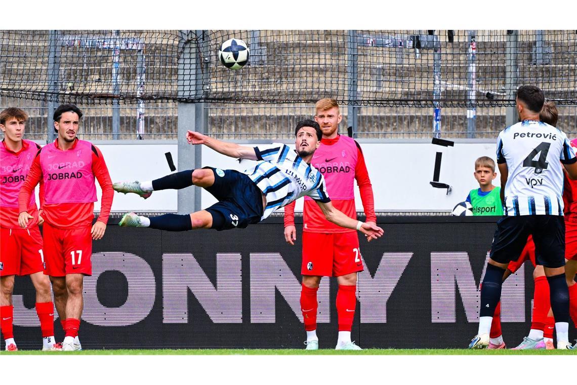 Flamur Berisha für „Tor des Monats“ nominiert Flamur Berisha setzt zu seinem Seitfallzieher-Traumtor gegen den SC Freiburg II an.