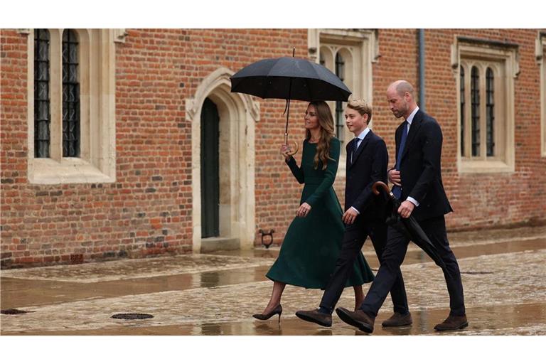 Flankiert wurde der 13-Jährige von seinen Eltern Prinzessin Kate (links) und Prinz William (rechts).