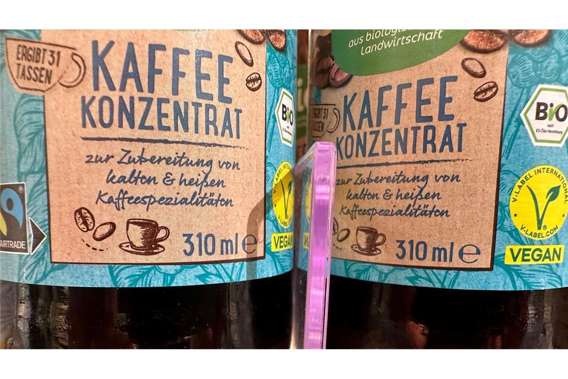 Flaschen mit Kaffeekonzentrat stehen in einem Drogeriemarktregal. (Archivbild)