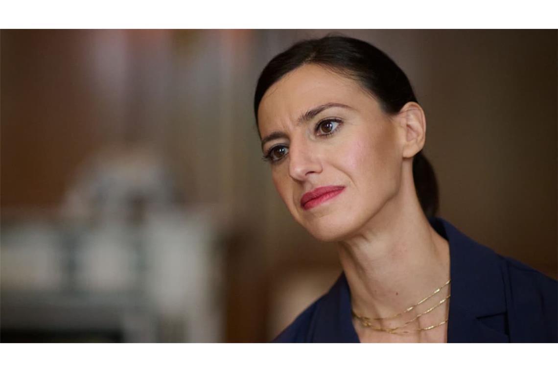Flavia Zaka, Juristin und Ehefrau des baden-württembergischen Ministerpräsidenten Özdemir, nimmt an einem Gespräch mit der Deutschen Presse-Agentur (dpa) teil.