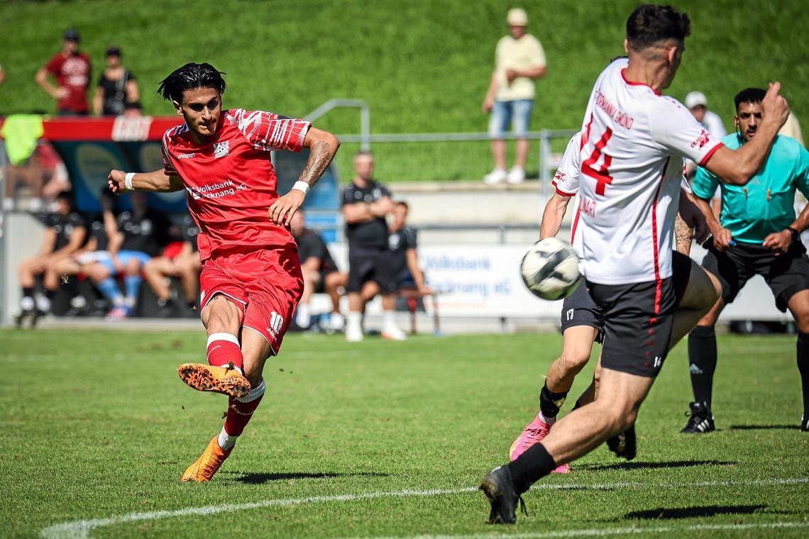 Flavio Santoro entscheidet sich für den Spaß am Fußball Flavio Santoro geht nach einem guten halben Jahr in Villingen ab sofort wieder im TSG-Trikot auf Torejagd. Foto: Alexander Becher