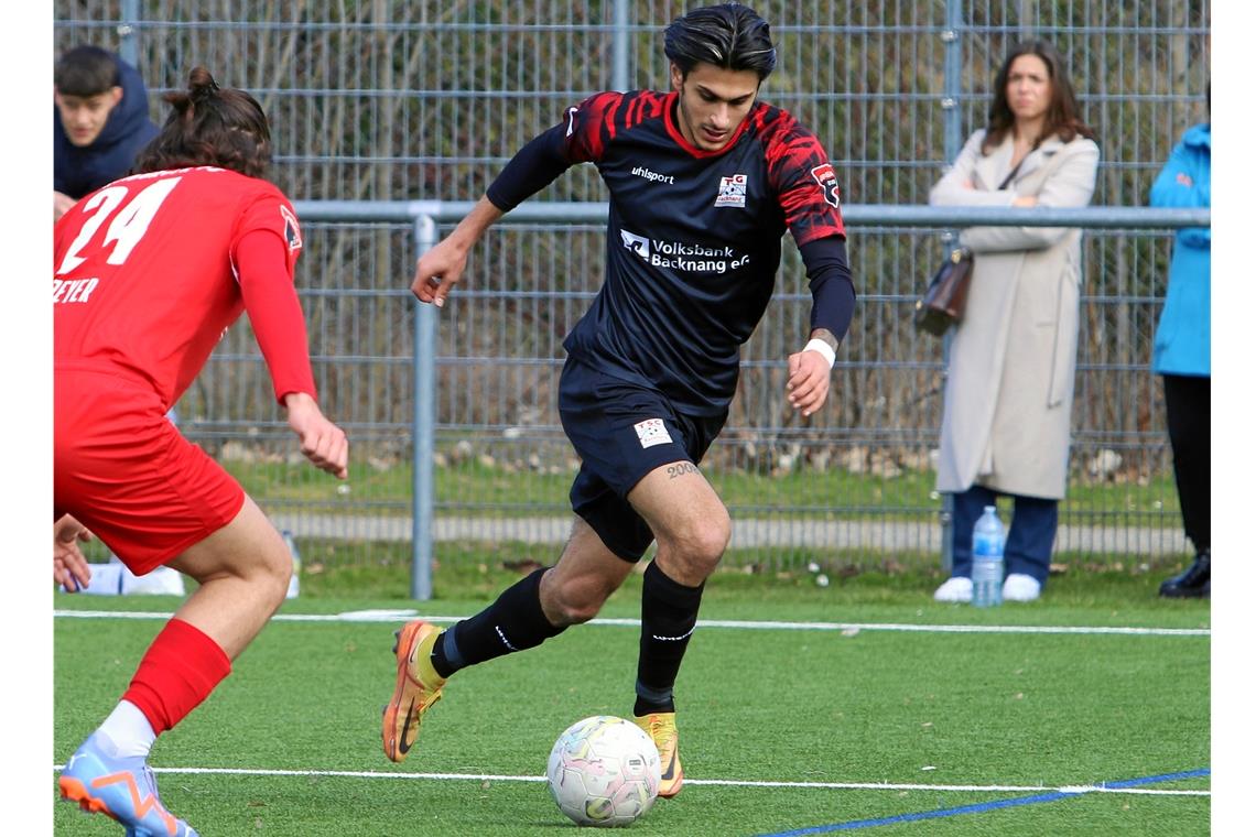 Pflichtsieg für die TSG Backnang nach einer unnötigen Zitterpartie Flavio Santoro nahm mit dem Ball am Fuß immer wieder Tempo auf und stellte seine Freiburger Gegenspieler damit vor Probleme. In dieser Szene versucht Nikolas Zeyer, der Sohn von Ex-Bundesliga-Profi Andeas Zeyer, den Backnanger zu stoppen. Foto: Alexander Hornauer