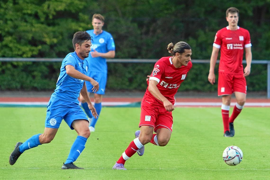 Flavio Santoro (rotes Trikot) hat in der Backnanger Offensive ein starkes Spiel gemacht. Foto: A. Hornauer