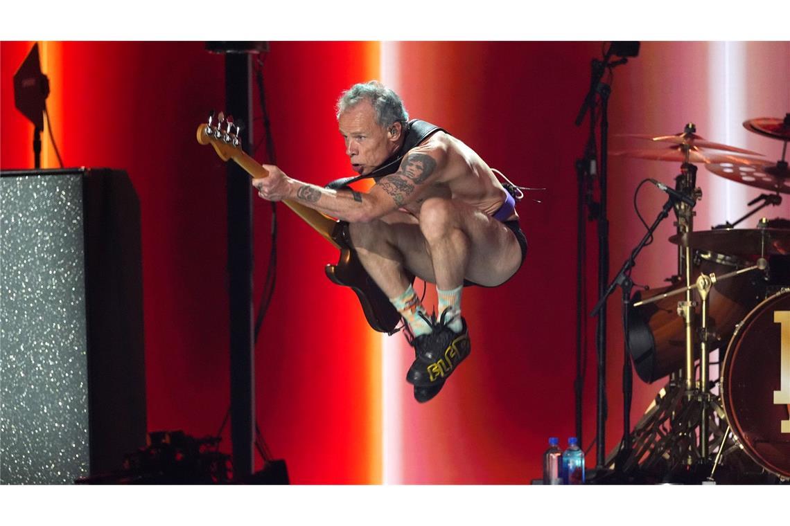 Stars singen für Feueropfer: Benefizkonzert in Kalifornien Flea von den Red Hot Chili Peppers macht Luftsprünge.