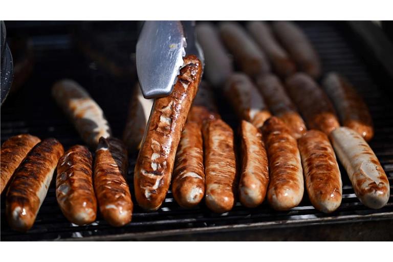 Fleisch auf dem Grill muss für viele sein. (Archivbild)