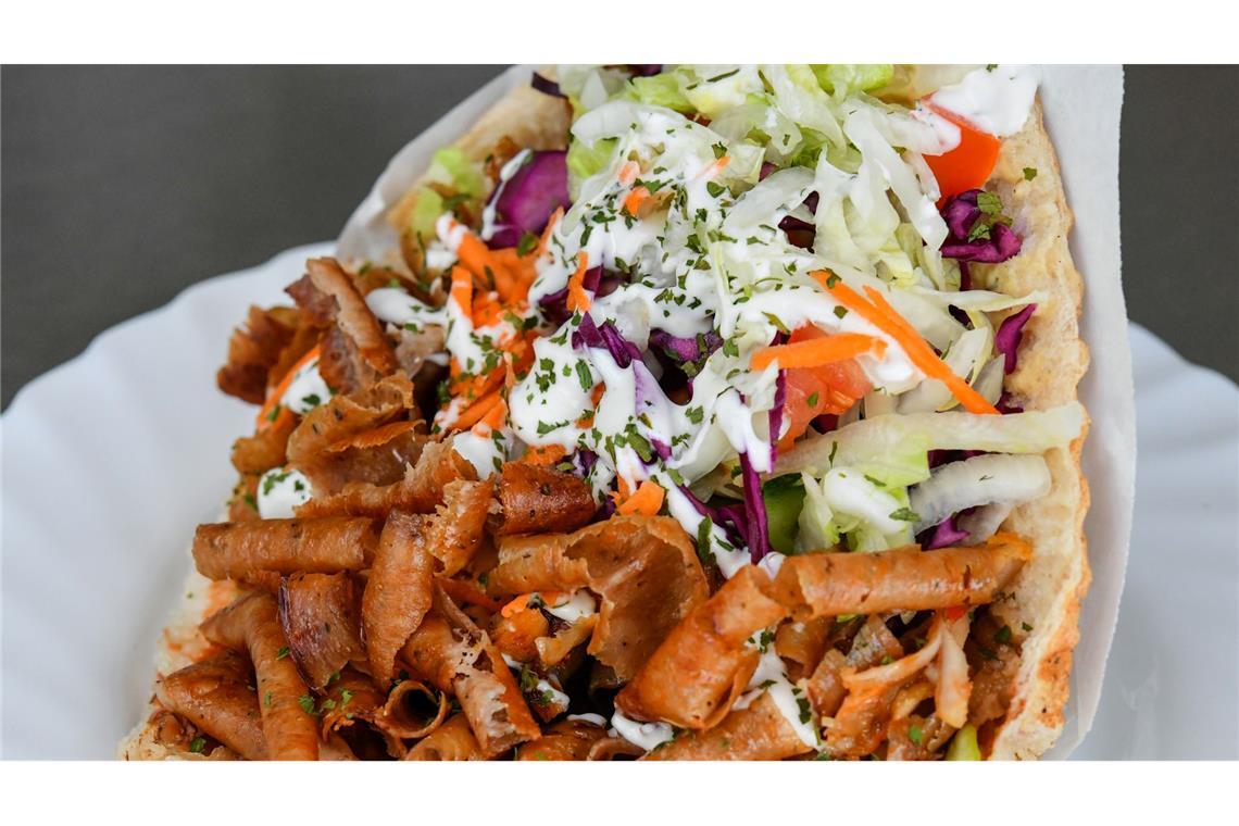 Fleisch, Salat, Sauce und Brot: Und fertig ist der Döner. (Archivbild)