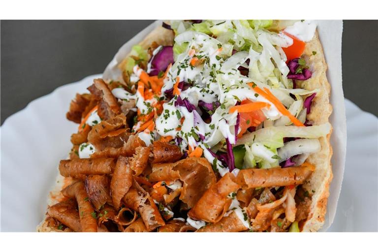 Fleisch, Salat, Sauce und Brot: Und fertig ist der Döner. (Archivbild)