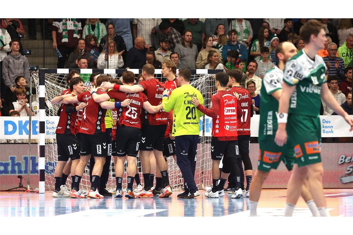 Flensburg jubelt, die Frisch-Auf-Spieler gehen bedröppelt vom Feld.