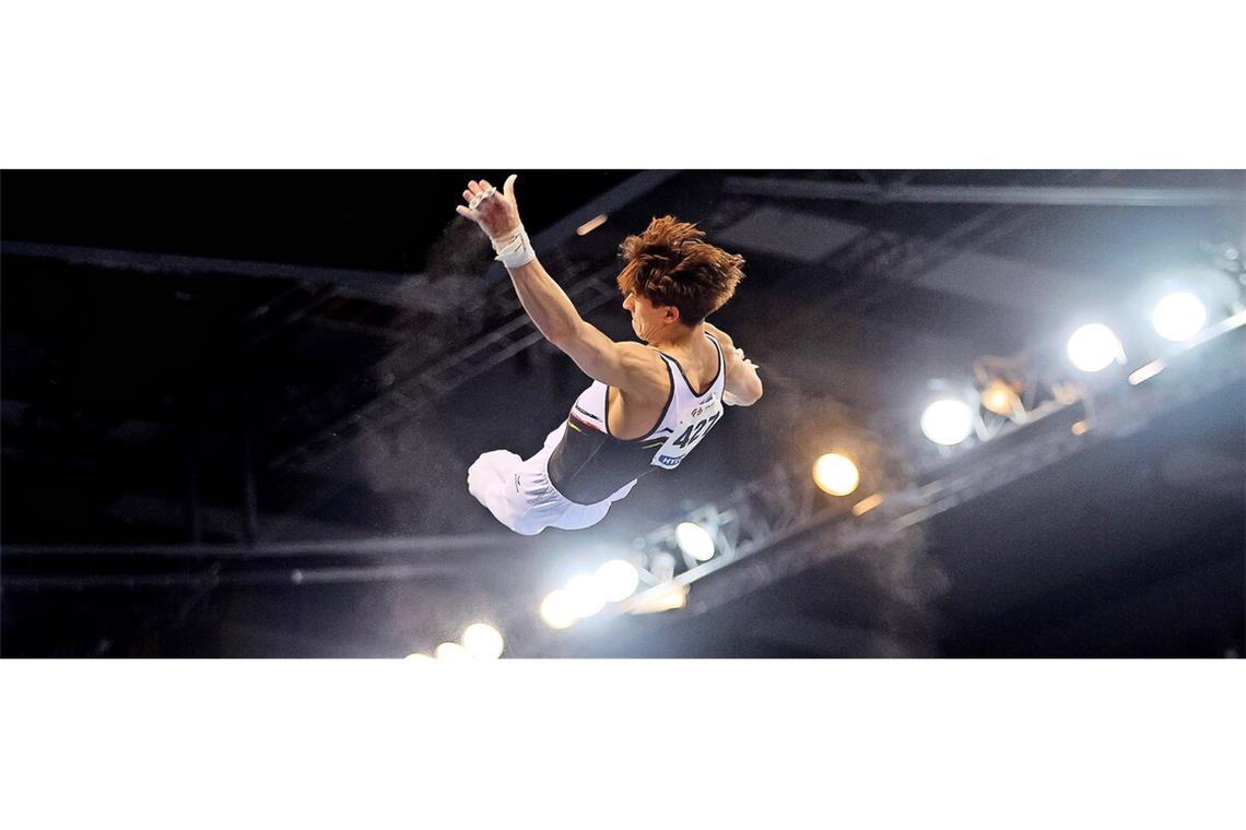 Fliegen ist so schön: Der Ludwigsburger Timo Eder bei seiner Reck-Übung am Samstagabend beim DTB-Pokal – bei dem es nicht nur Licht, sondern auch Schattenseiten gab.