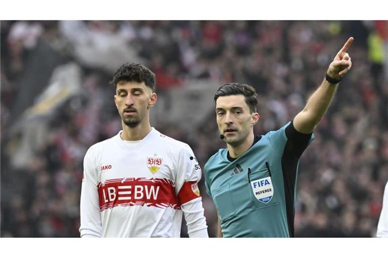 Florian Badstübner (rechts) im Februar 2026 beim Spiel des VfB (links Atakan Karazor) gegen den SC Freiburg