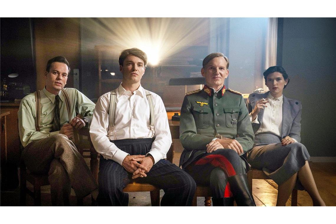Dokudrama mit Wernher von Braun, Nikita Chruschtschow und Golda Meir Florian Bartholomäi als Klaus Riedel, Max Wagner als Wernher von Braun, Christoph Glaubacker als Walter Dornberger und Caroline Hartig als Hannelore Bannasch (von links) in einer Spielszene aus „Die Spaltung der Welt: 1939-1962“