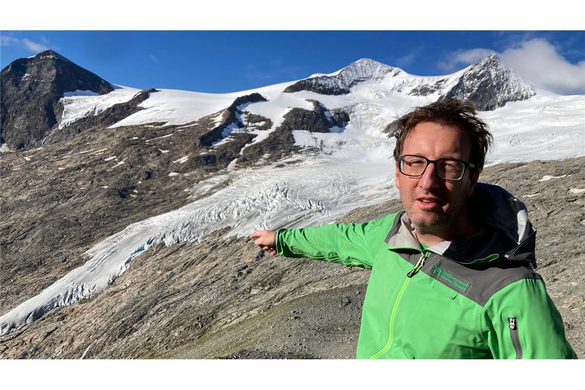 Klimakrise am Berg: Würmer fürs Hütten-Klo und Einfachheit Florian Jurgeit vom Nationalpark Hohe Tauern zeigt von der Neuen Prager Hütte auf den inzwischen weit entfernten Gletscher.