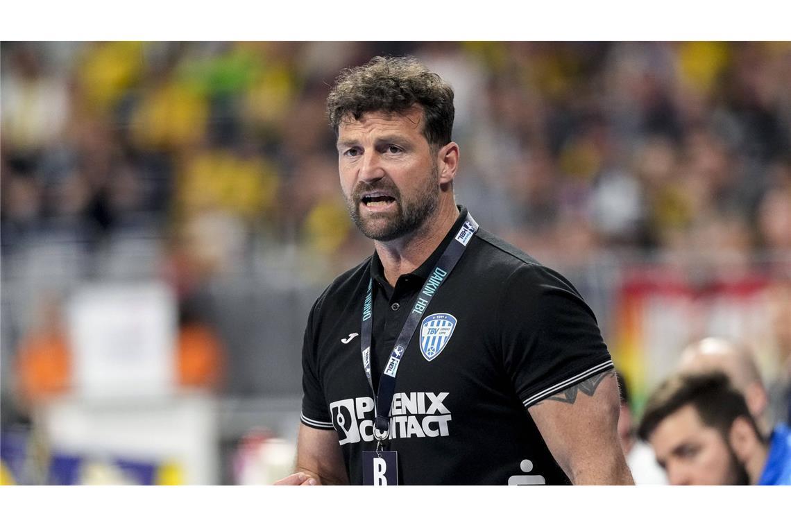 Die 18 Trainer im Fokus der neuen Handball-Bundesliga-Saison Florian Kehrmann (TBV Lemgo Lippe, 48 Jahre alt): Florian Kehrmann war als Rechtsaußen Teil der deutschen „goldenen Generation“ und feierte Europameisterschafts-, Weltmeisterschafts- und Olympia-Triumphe. Seit 2014 steht er beim TBV Lemgo an der Seitenlinie und führte den Traditionsklub 2020 sensationell zum DHB-Pokalsieg. Mit seiner Verbundenheit zum Verein prägt er Lemgo nun als Trainer genauso stark wie einst als Spieler.