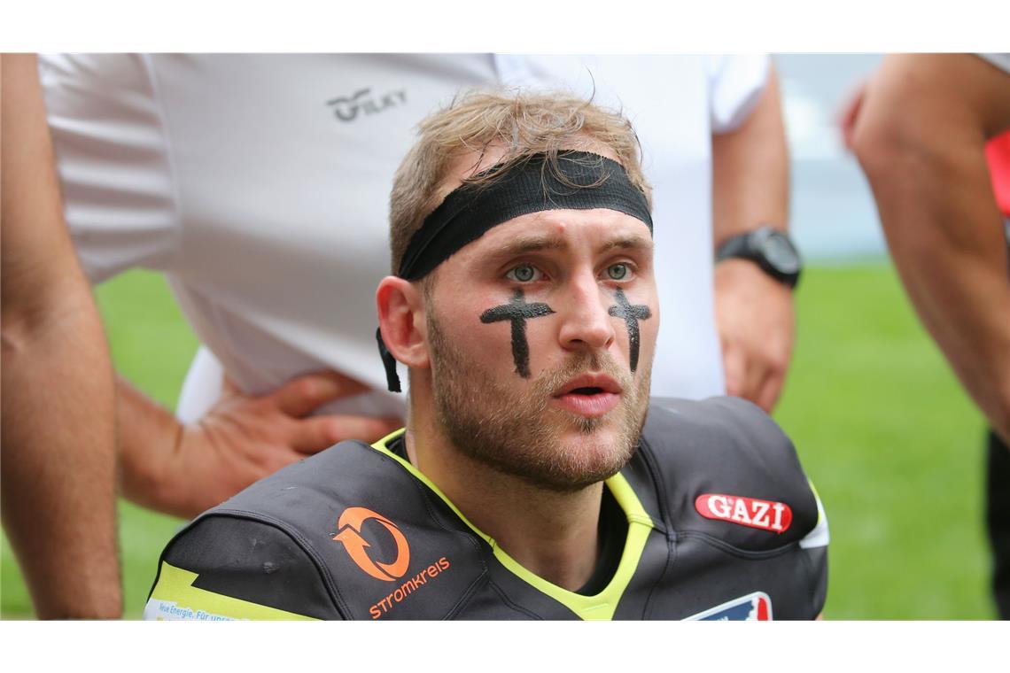 Florian Lengauer (28), Wide Receiver seit 2023 (Karriereende nach dem Finale): „Es ist eine traurige Nachricht. Wir als Mannschaft waren zusammen mit den Coaches und dem Teammanagement ein eingeschworener Haufen, der gezeigt hat, dass man mit Zusammenhalt Titel gewinnen kann. Deshalb tut dieses Ende umso mehr weh – vor allem natürlich für die Trainer, bei denen die Existenz dranhängt. Aber auch für die Stuttgarter Jungs, die noch jung sind und weitermachen wollen tut es mir sehr, sehr leid. Sie müssen jetzt überlegen, wie es bei ihnen weitergeht. Überrascht hat mich die finanzielle Notlage nicht. Es gab in der Vergangenheit immer mal wieder späte Überweisungen und für 2025 bei dem einen oder anderen Spieler auch Gehaltskürzungen. Dass wir trotzdem Meister geworden sind, zeigt, wie viel Bock wir hatten, unter Coach Jordan Neuman zu spielen. Andere Teams hatten einen deutlich höheren Etat. Uns ging es nie ums Geld – sondern um die Mannschaft und den Erfolg.“